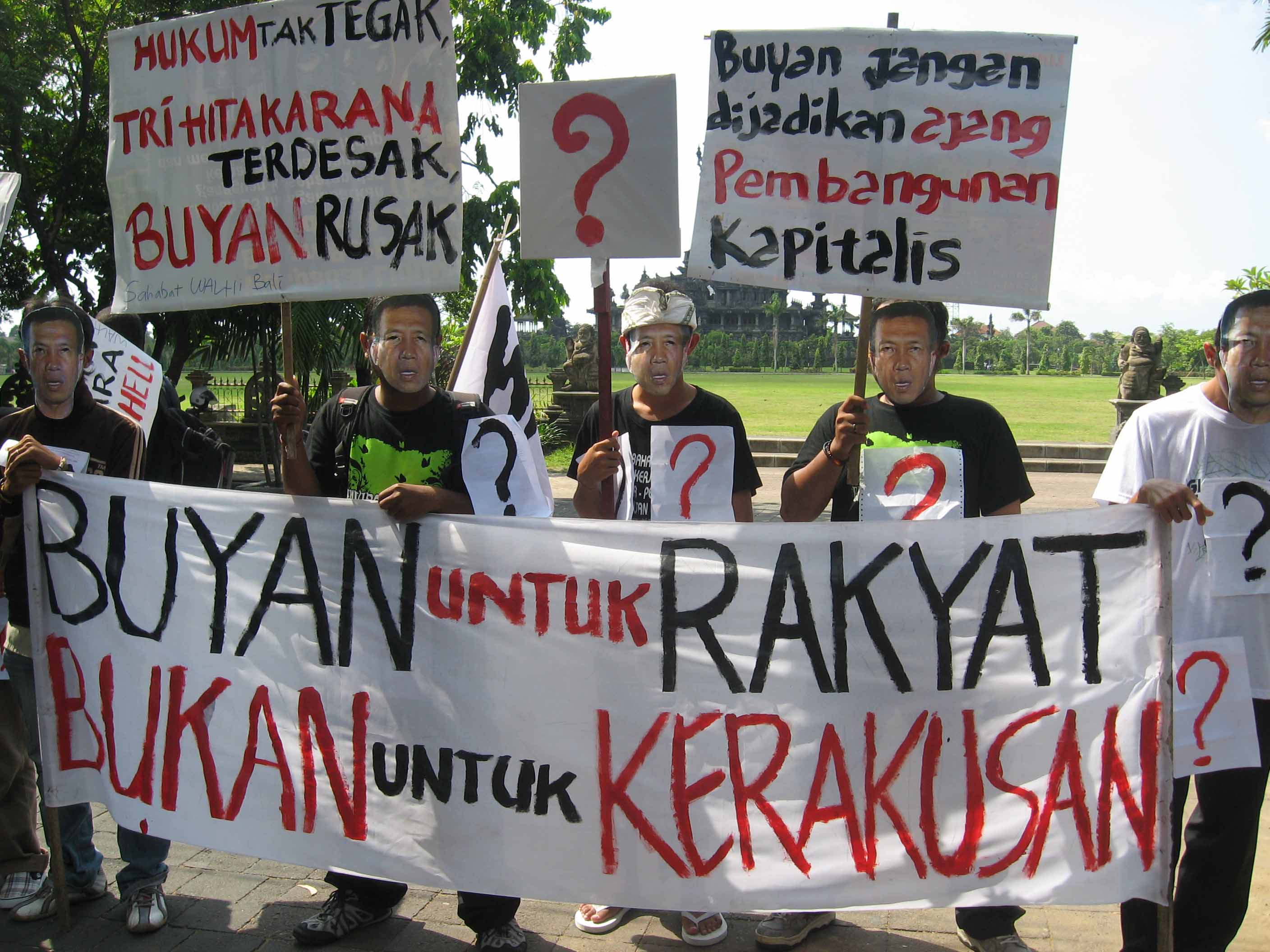 Bertengkar Sambil Menunggu Buyan Hilang