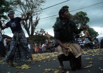 Berperang dengan Tipat Bantal di Kapal