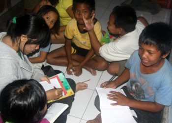 Menyalakan Harapan Anak-anak Pedagang Buah