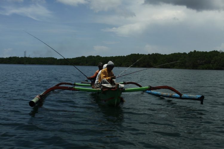 Naik Sampan Keliling Pulau Serangan