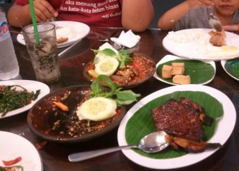 Menikmati Iga Rasa Empal Warung Leko