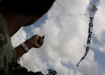 Terbangkan Layang-layang Tolak Eksploitasi Lingkungan