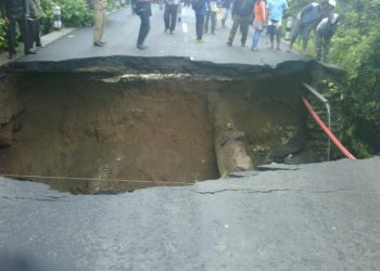 Jalan-jalan di Denpasar ambles setelah seharian diguyur hujan.