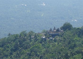 Pendakian Spiritual Menuju Pura Lempuyang