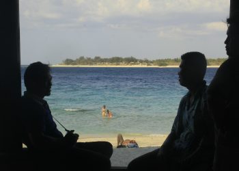Ke Gili, Melarikan Diri dari Bali