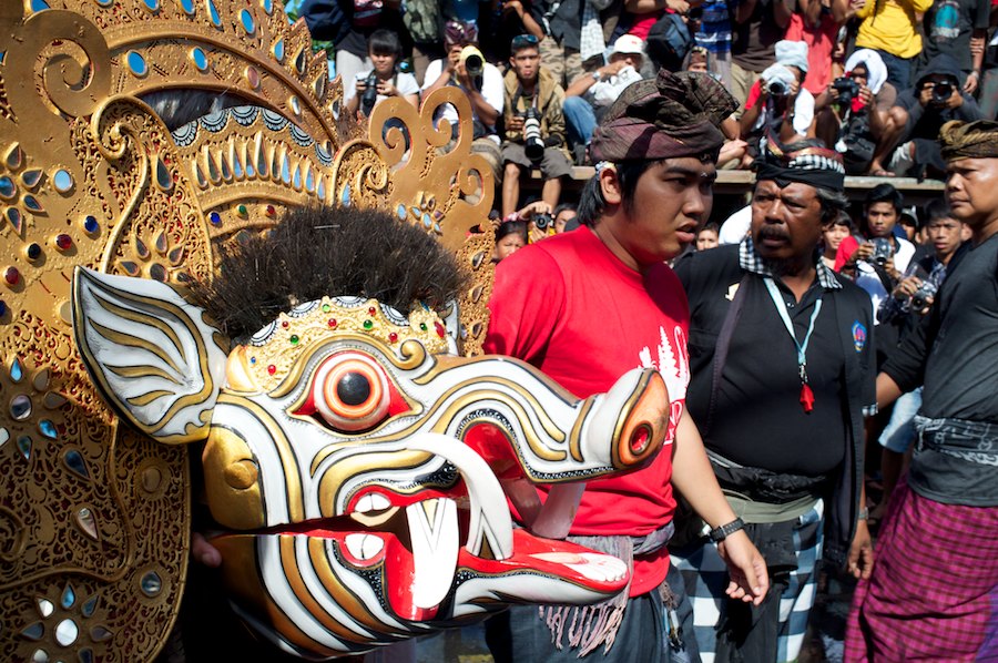 [Foto] Tradisi Ciuman Sesudah Nyepi