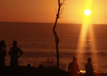 Sunset yang Sunyi di Pantai Nyanyi