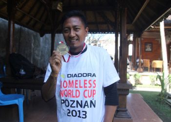 Agus, Menendang Bola untuk Mendukung yang Papa