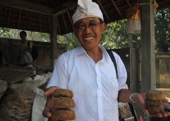 Menyulap Batok Kelapa Menjadi Briket