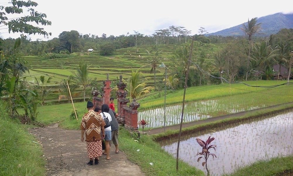 Berendam di Air Panas Belulang