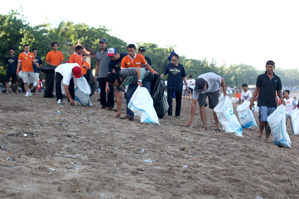 Kegiatan Seri Bali Beach Clean Up Berakhir