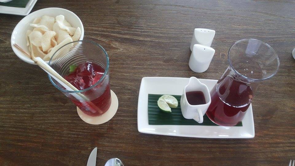 Minum Tehnya. Semoga Berkurang Pengemisnya.