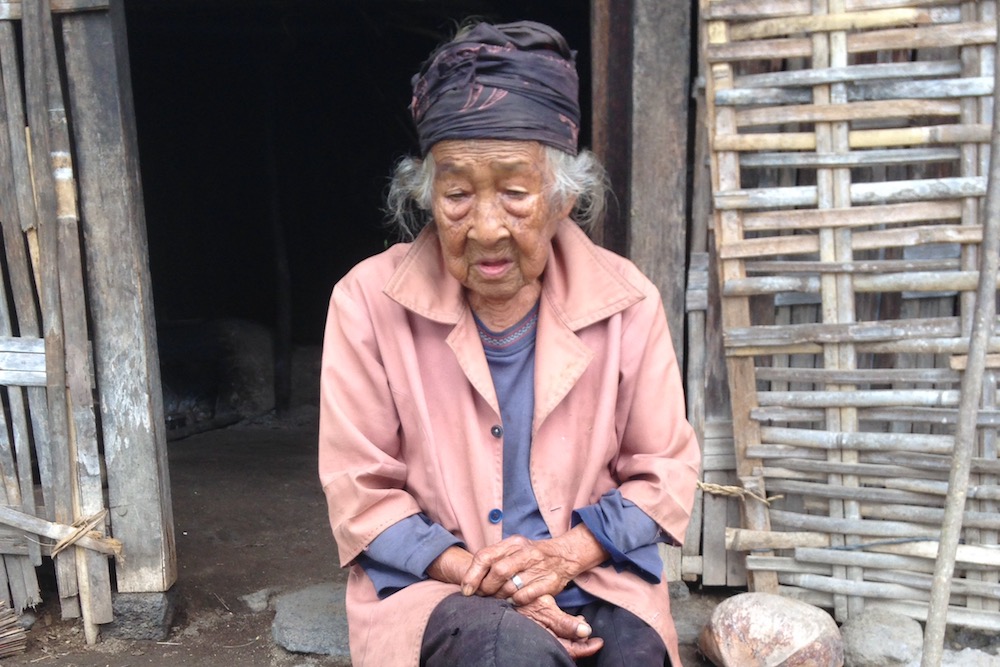 Nenek Ni Luh Warna Hidup Sebatang Kara