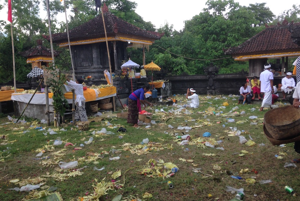 Menjaga Kebersihan Pura, Apa Susahnya?