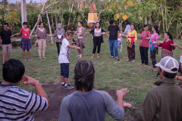 Bermain Mainan Tradisional bersama Kang Zaini – BaleBengong - Latar Belakang Permainan Tradisional Nusantara