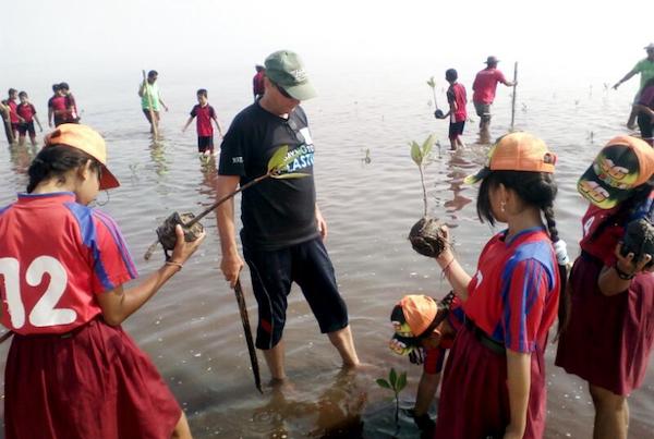 Siswa SD Tanam Mangrove di Pantai Putri Menjangan