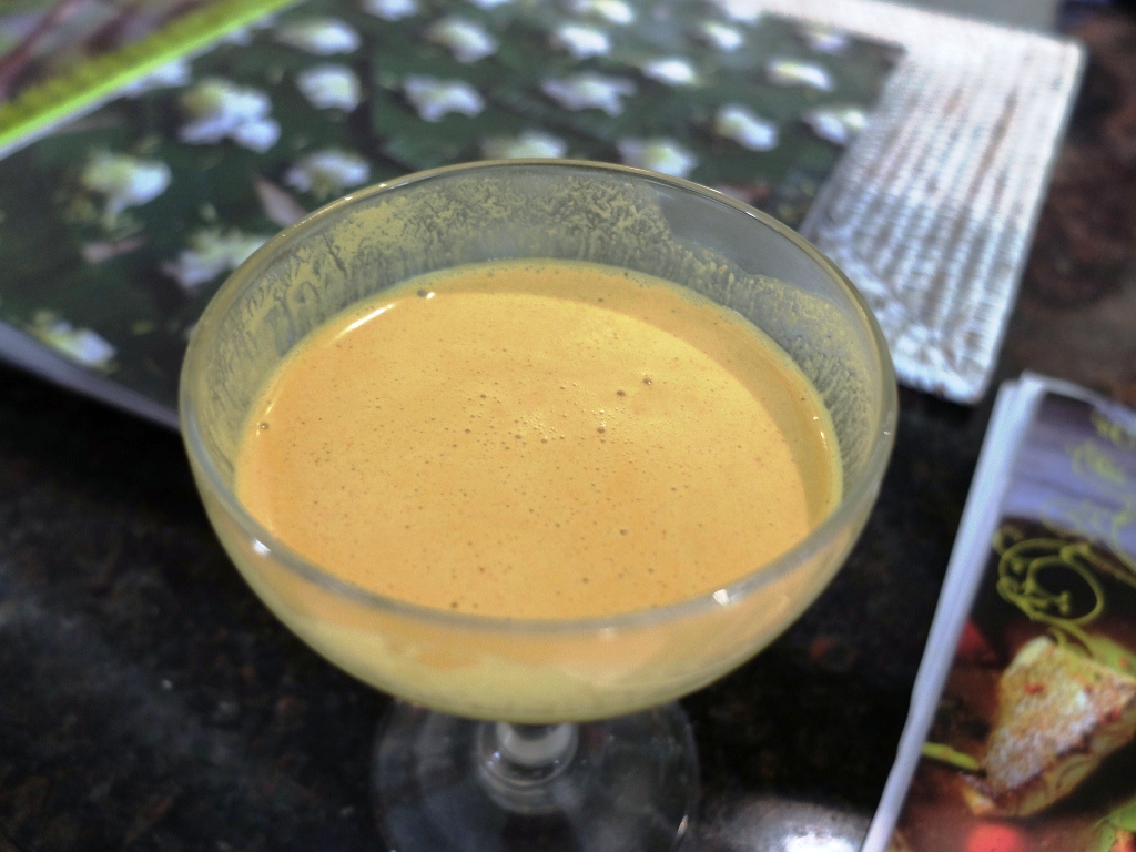 Mencicipi Minuman Kunyit a la Lola Taylor