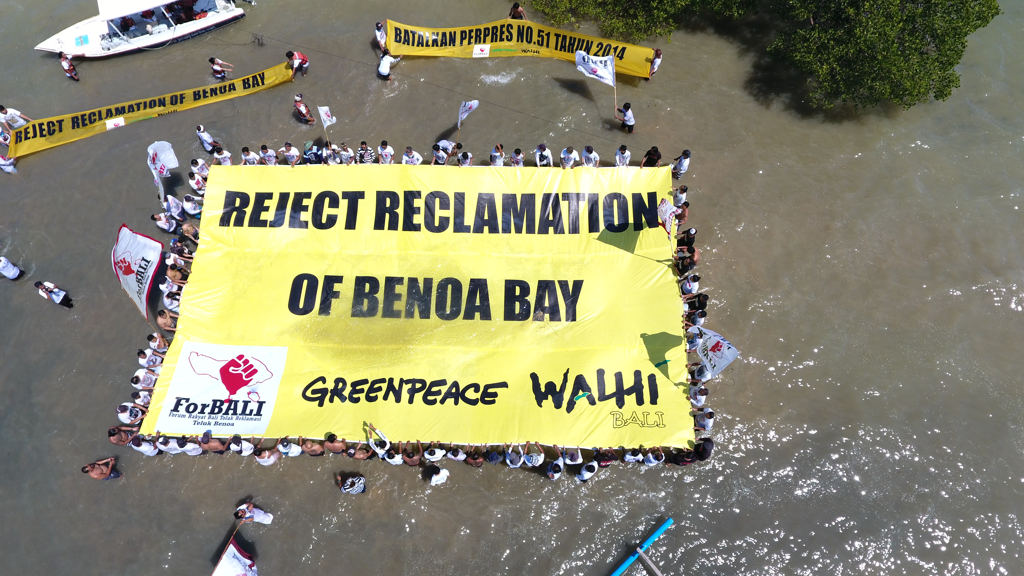 Spanduk Reject Reclamation Of Benoa Bay di Teluk Benoa