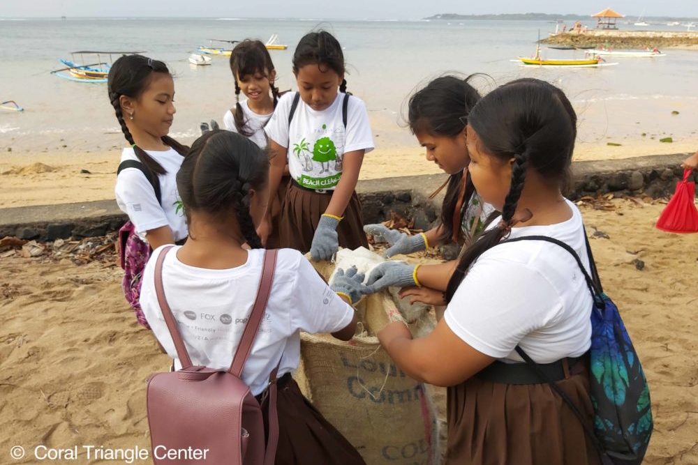 Anak-anak sekolah mengumpulkan sampah plastik di Pantai Mertasari, Sanur. Foto Coral Triangle Center.