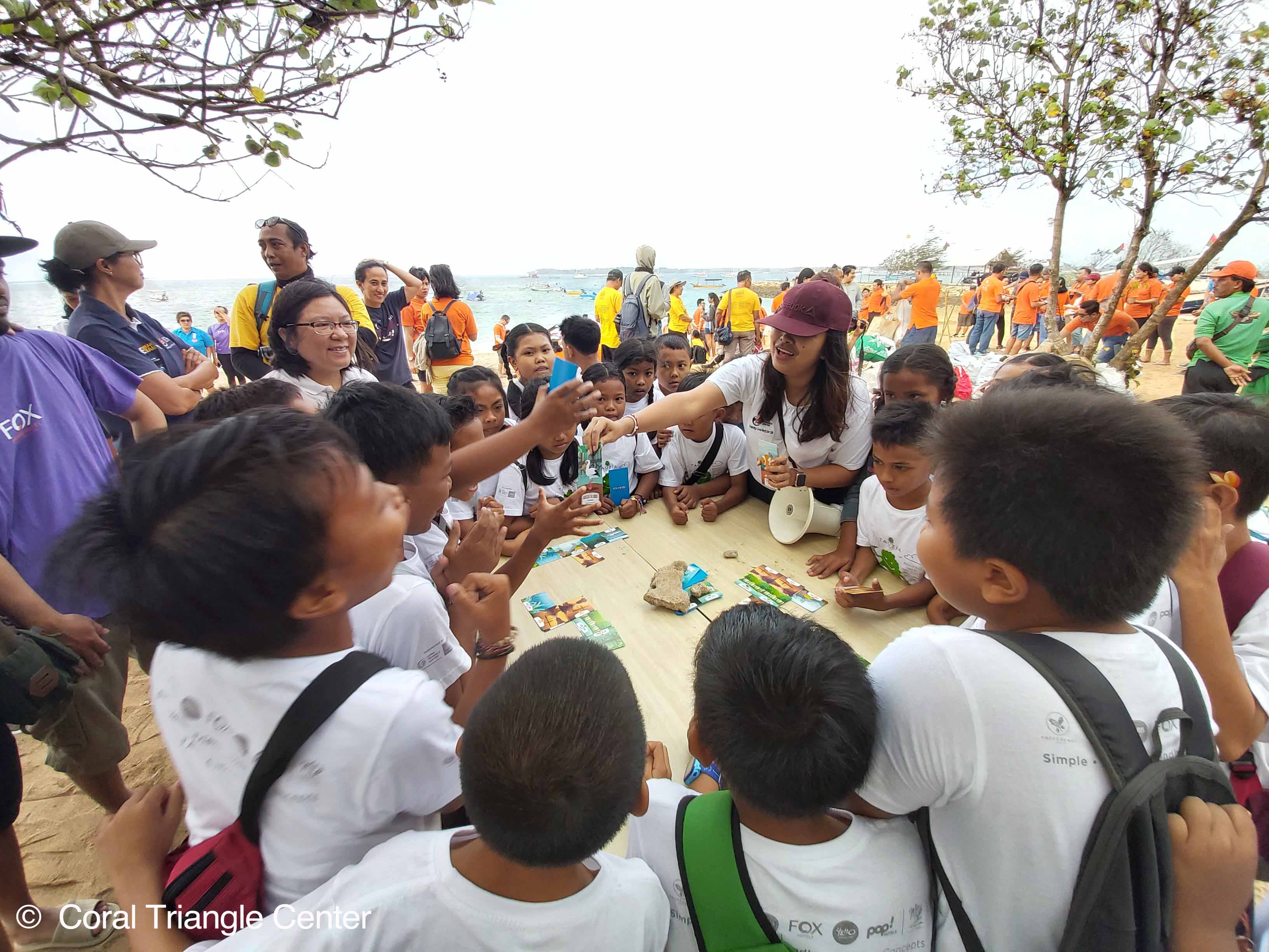 Anak-anak sekolah menhitung sampah plastik yang mereka kumpulkan di Pantai Mertasari, Sanur. Foto Coral Triangle Center.