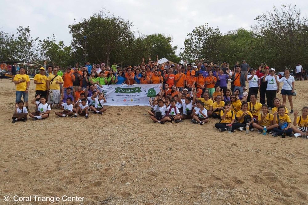 Anak-anak membersihkan sampah plastik di Pantai Mertasari