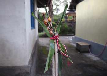 Umat Hindu Bali memasang persembahan khusus untuk menolak bala termasuk pandemi Covid-19. Foto Anton Muhajir