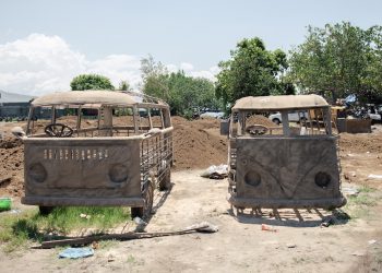 Mobil Tua di Taman Laut Tukad Mungga