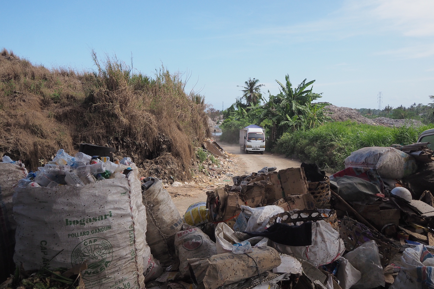 Truk memasuki kawasan TPA Temesi Gianyar untuk membuang sampah warga. Foto Anton Muhajir.