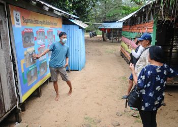Anggota Wahana Bahari sedang menjelaskan ke turis yang datang tentang penyu dan jenis apa saja yang bertelur di Pantai Paloh.