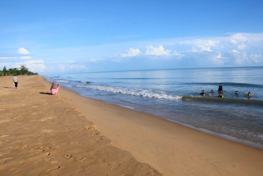 Suasana Pantai Paloh. Pantai dengan panjang 63 kilometer ini sebagai tempat penyu bertelur. Saat akhir pekan pantai ini kerap dikunjungi wisatawan.