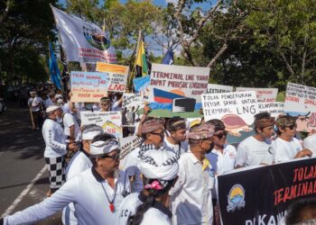 Aksi Tolak Terminal LNG ke DPRD Bali 