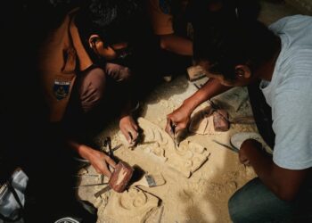 Membangkitkan Seni Ukir Guwang melalui Ragam Workshop Inklusif