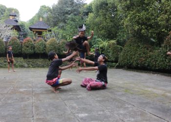 Revitalisasi Permainan dan lagu-lagu Tradisional Anak Pedawa