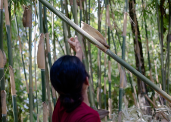 Keseruan Menganyam di Desa Tigawasa