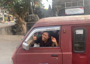 Bemo Merah Pak Kobel Setia Melayani Warga