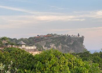 Bagaimana Menyelamatkan Pura Uluwatu?