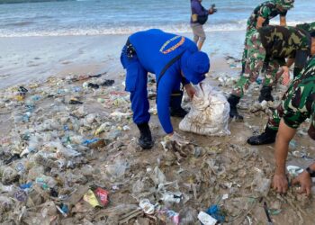 Seremonial Aksi Bersih Sampah Laut