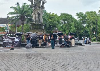 Aksi Kamisan Bali Merespons Indonesia Gelap