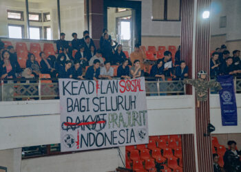 Sepatu Lars di Ruang Kuliah