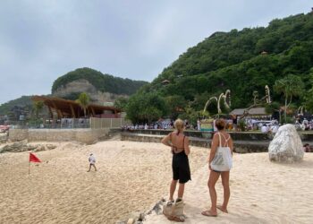 Upacara Melasti di Pantai Terhimpit Abrasi dan Beach Club