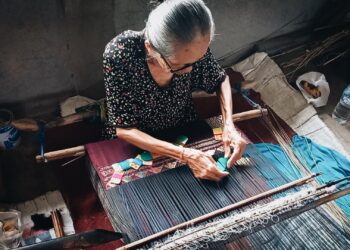 Gumi Serombotan: Industri Kain Tradisional Melaju, Anak Mudanya Berlayar