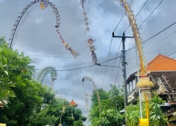 Ketika Penjor Bertemu Kabel Listrik: Menimbang Tradisi, Modernitas, dan Moralitas