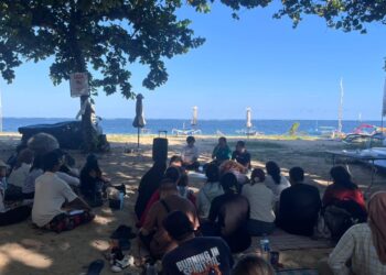 Sampah Plastik Ancam Padang Lamun Bali