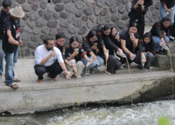 Penuangan Eco Enzym di Sungai Taman Lumintang