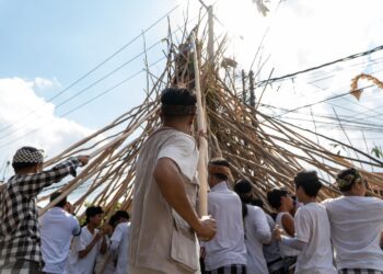 Generasi Penjaga Menara Mekotek