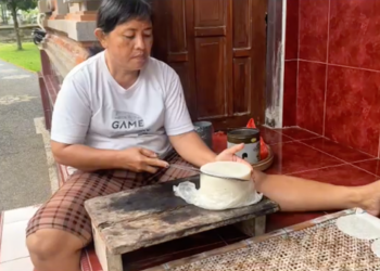 Keahlian Menipiskan Adonan Uli dan Begina di Desa Guliang Kangin