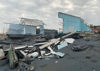 Pasang-Surut dan Rumah yang Kian Tergerus
