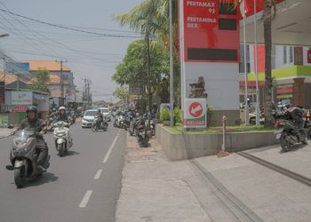 Warga Bali Antre Berjam-Jam Demi BBM, Koster Bilang Pasokan Masih Cukup